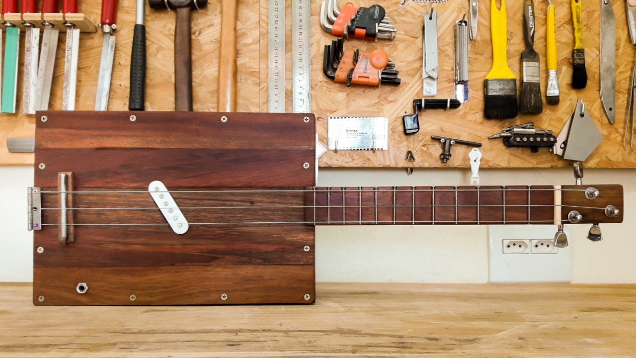 Cigar Box Guitar Modelo: Cigar Box 3C / Ano 2015