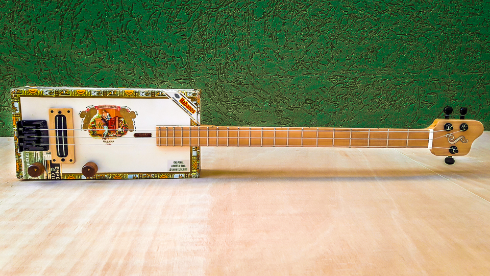 Cigar Box Guitar Modelo: Cigar Box 3C / Ano 2017