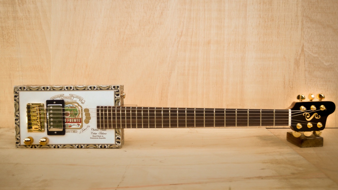 Cigar Box Guitar Modelo: Cigar Box 6C / Ano 2018