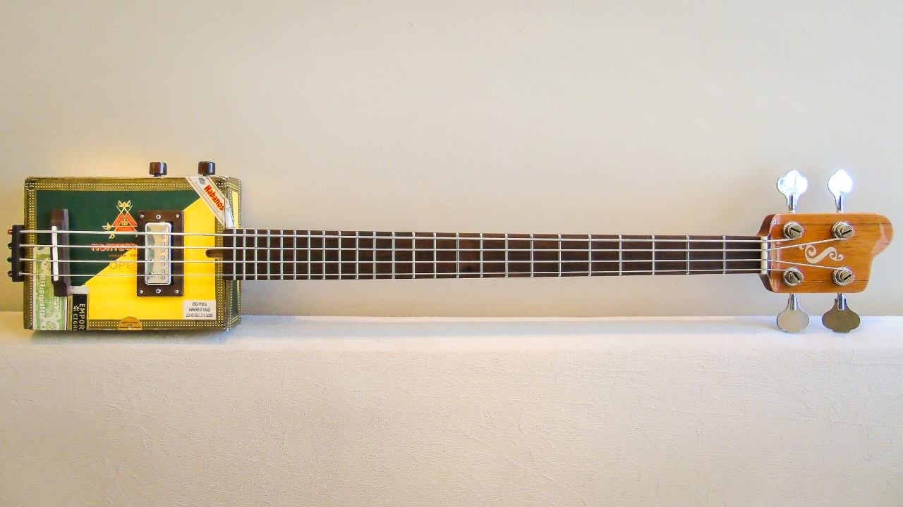 Cigar Box Guitar Modelo: Cigar Bass 4C / Ano 2018