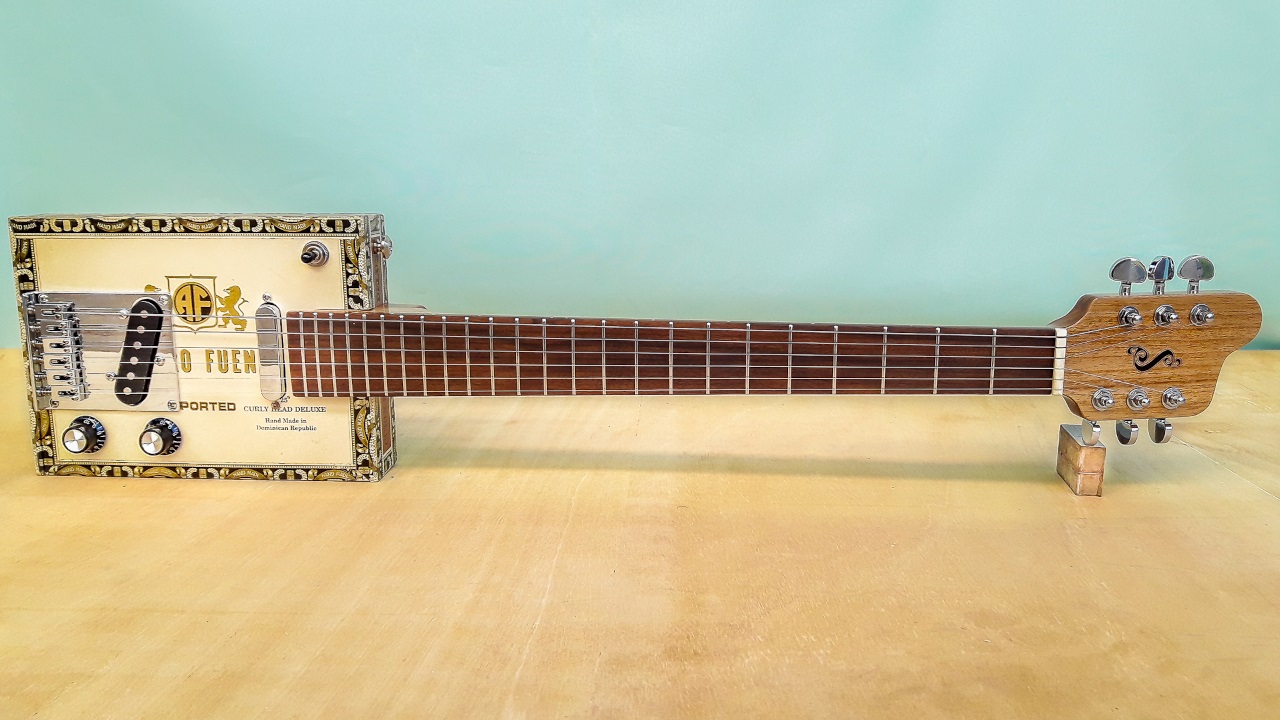 Cigar Box Guitar Modelo: Cigar Box 6C / Ano 2019