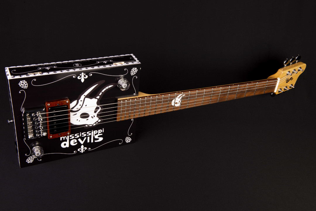 Cigar Box Guitar Modelo: Cigar Box 6C / Ano 2020