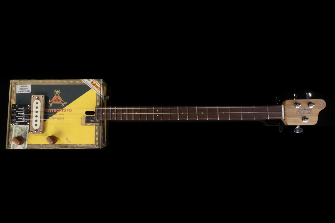 Cigar Box Guitar Modelo: Cigar Box 3C / Ano 2021