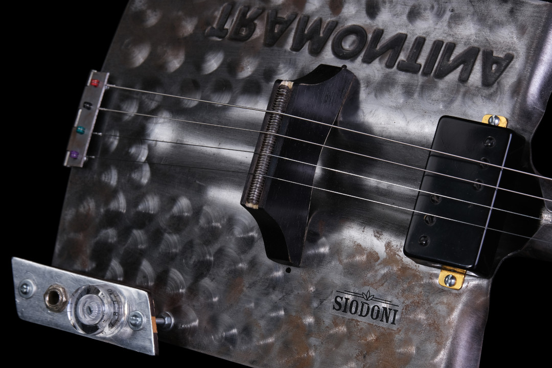Modelo: Guiparra 4C / Ano 2022 / Artista: João Rafael - guitarras.feia