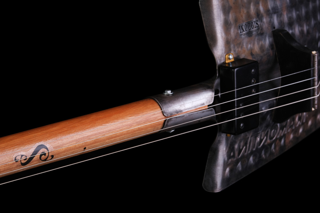 Modelo: Guiparra 4C / Ano 2022 / Artista: João Rafael - guitarras.feia