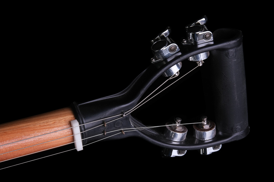 Modelo: Guiparra 4C / Ano 2022 / Artista: João Rafael - guitarras.feia