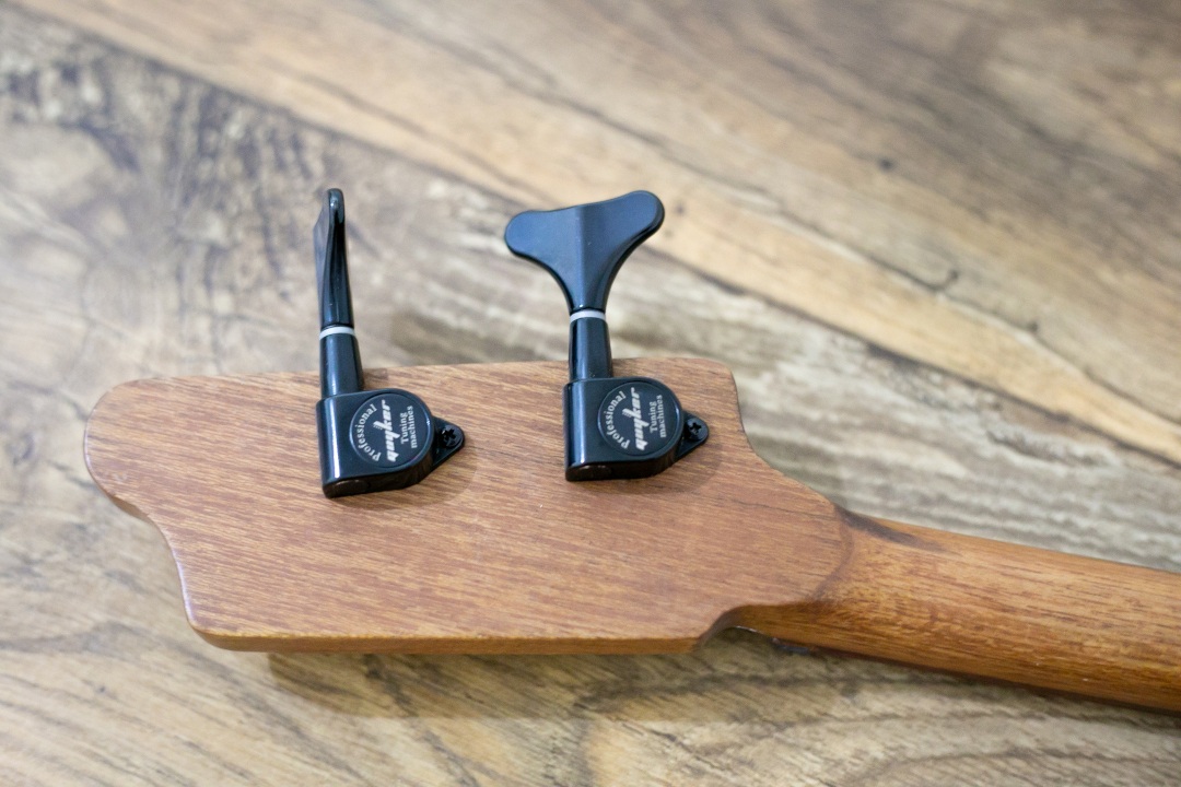 Modelo: T-Bird 2C / Ano 2026 / Artista: Fabio Mozine