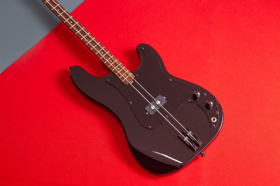 Modelo: P-Bass 2C / Ano 2026 / Artista: Victor Stephan